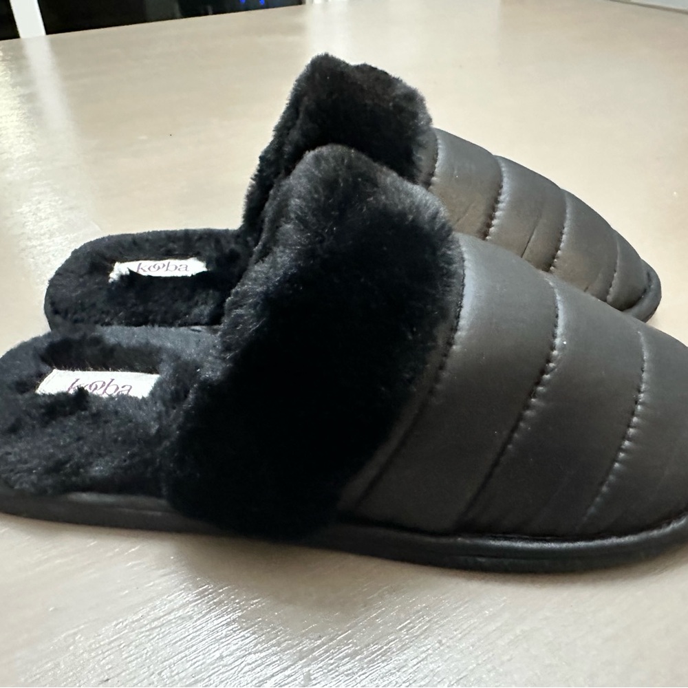 Koba Women's Black Quilted Faux Fur Lined Puffer Slippers Size XL (9.5-10.5)